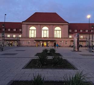 Rechts neben dem Hotel, der Bahnhof