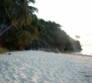 Sauberer Hafenstrand auf Samui