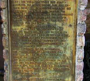 Links neben dem Kunstwerk