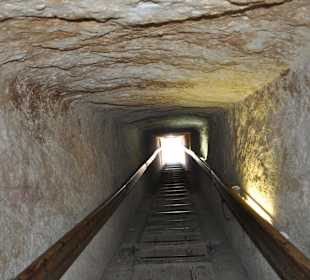 Abstieg in eine Pyramide bei 1,20m Deckenhöhe