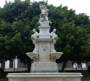 Der Marmor-Brunnen auf der Plaza Weyler