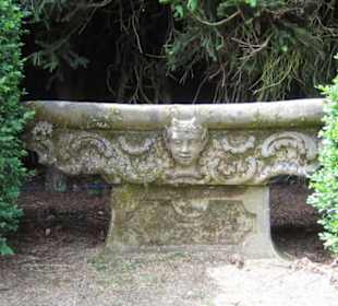 Die Bank lädt zum Verweilen ein.