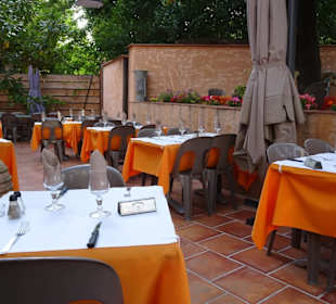Blick auf die Tische im Innenhof der Pizzeria