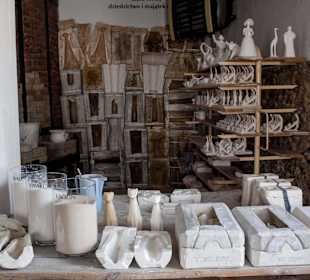 Żywe Muzeum Porcelany - w tle stare formy