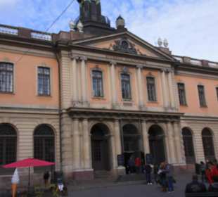 Gegenüber das Nobel Museum