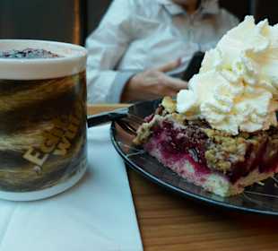 Fast mehr Sahne als Kuchen