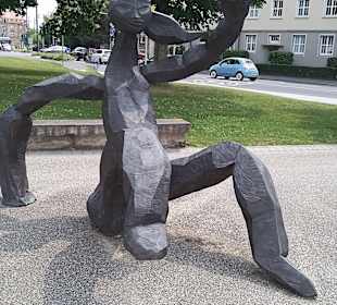Sitzende Figur vor der Schweinfurter Kunsthalle