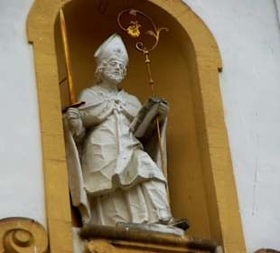 Heiligenfiguren am Eingang