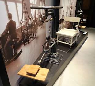 Historische Trimm-Geräte im Palais Mamming