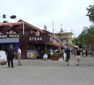 Ein Restaurant am Hafen von Side