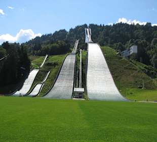 Die Alte und die Neue Olympia-Sprungschanze