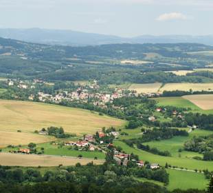 Pohled z hradu na obec Rovensko pod Troskami