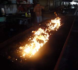Gekocht wird über offenem Feuer