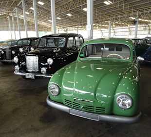 In der Haupthalle des Jesada Fahrzeug Museums