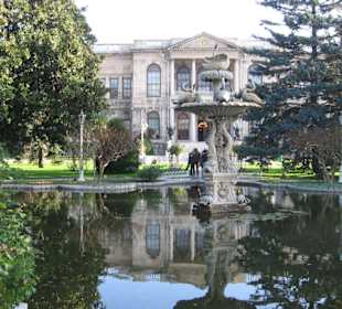 Dolmabahce Sarayi mit Springbrunnen