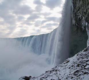 Journey behind the Falls im Winter
