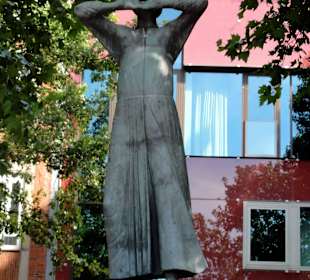 Die Skulptur "Der Rufer" am Weserufer