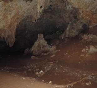 Höhle dunkel, Taschenlampe mitnehmen