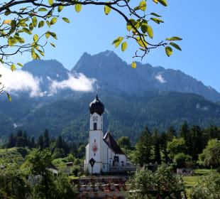 Die Kirche vor dem Wettersteingebirge