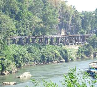 Blick auf die Holzbrücke, wo die Züge lang fahren