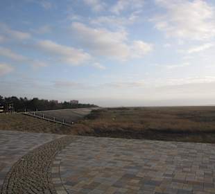 Strandpromenade vor dem Hotel