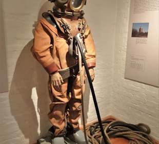 Taucher im Hafengebiet