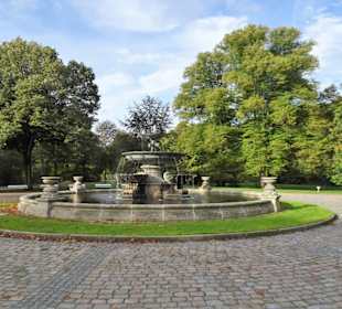 Ansichten des Marcus-Brunnen im Bürgerpark