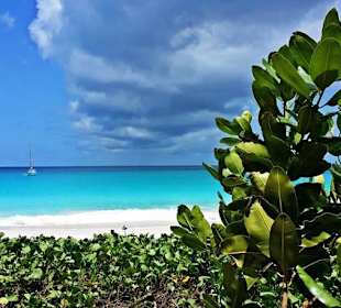 Wolkenstraße über der Anse Georgette