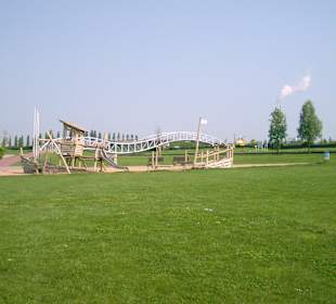 Kinderspielplatz in Rheinnähe