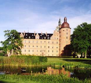 Schloss Vallö mit Park
