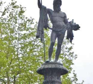Neptunbrunnen am Marktplatz vor St. Stephanskirche