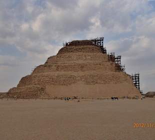 Nekropole von Sakkara mit Djoser- und Gizeh-Pyramiden