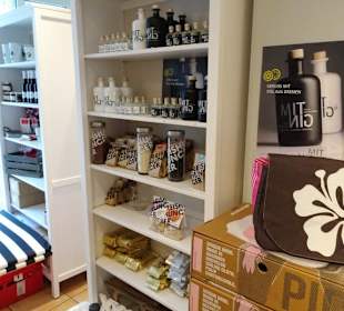 Blick auf die Auslagen der Fiev Sinn Shop Lounge