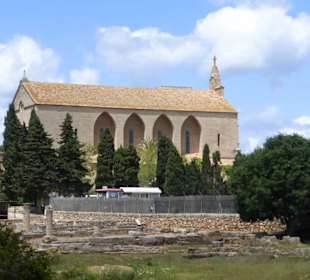 Ruinen von Pollentia, dahinter Kirche von Alcudia