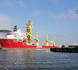 Vorbeifahrt an einem Seekabelverleger