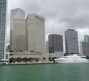 Skyline vom Wasser her