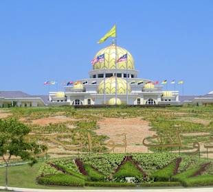 Der Palast vom Haupttor aus