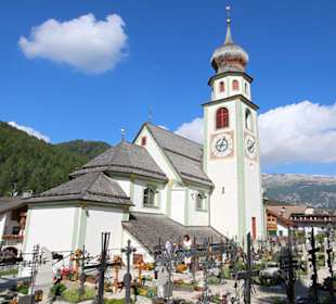 Pfarrkirche mitten im Friedhof