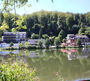 Blick über die Fulda zum Restaurant