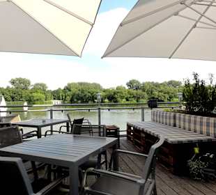 Plätze auf der Terrasse über dem Wasser