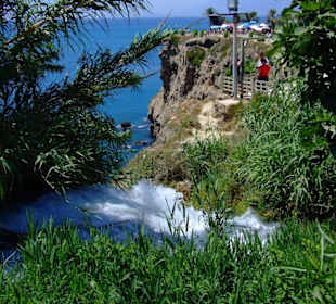 Wo der Wasserfall in die tiefe stürzt
