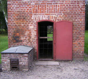 Vor der Gaskammer