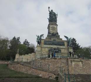Am Denkmal am Niederwald