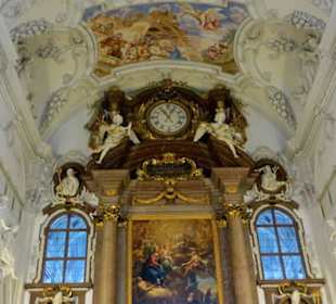 Uhrwerk über dem Hochaltar