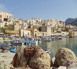 Das Cetarium liegt am rechten Rand der Hafenbucht