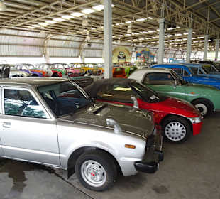 In der Haupthalle des Jesada Fahrzeug Museums