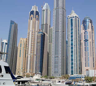 Meeresblick  auf Hochhäuser 