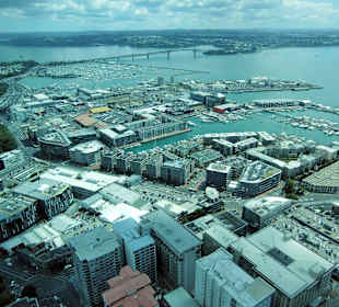 Der Yachthafen vom Sky Deck 60. Etage