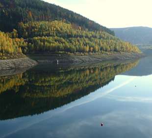 Herbstliche Stimmung an der Talsperre Leibis  