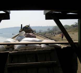 Bootsfahrt zum Gautama Hill